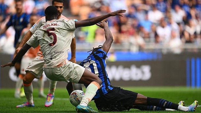 MILAN, ITALY - APRIL 27: Yann Bisseck of FC Internazionale, in action, is challenged by Evan NDicka of AS Roma during the Serie A match between Inter and Roma at Stadio Giuseppe Meazza on April 27, 2025 in Milan, Italy. (Photo by Mattia Ozbot - Inter/Inter via Getty Images)