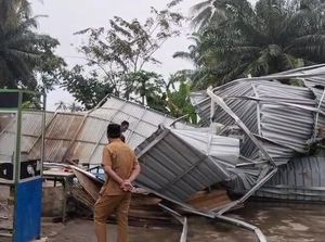 4 Bangunan di Musi Rawas Ambruk Diterjang Hujan Lebat dan Angin Kencang