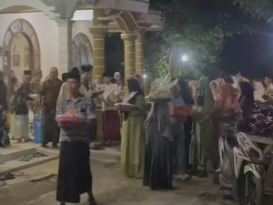 Viral Jodoh Lima Langkah dari Rumah, Pria Ini Lamar Wanita Tetangganya Viral Jodoh Lima Langkah dari Rumah, Pria Ini Lamar Wanita Tetangganya