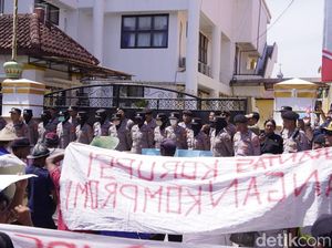 Ratusan Warga Temon Ponorogo Demo Dugaan Penyalahgunaan Dana Desa