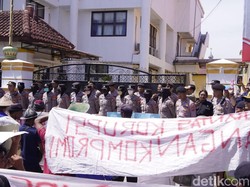 Ratusan Warga Temon Ponorogo Demo Dugaan Penyalahgunaan Dana Desa