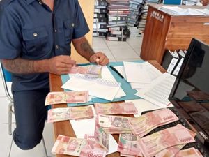 Anggota DPRD Lembata Jhon Batafor Kembalikan Uang Bimtek Rp 11,7 Juta Anggota DPRD Lembata Jhon Batafor Kembalikan Uang Bimtek Rp 11,7 Juta