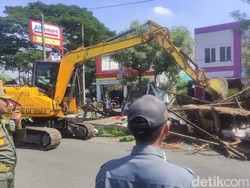 Satpol PP Sidoarjo Tertibkan 22 Bangunan Liar di Gedangan