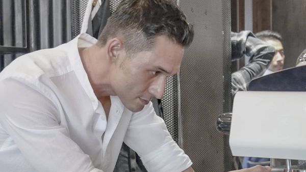 Begini Potret Indra Bruggman Saat Meracik hingga Minum Kopi