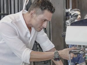 Begini Potret Indra Bruggman Saat Meracik hingga Minum Kopi Begini Potret Indra Bruggman Saat Meracik hingga Minum Kopi