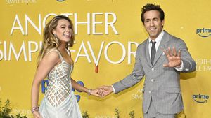 Momen Lucu Ryan Reynolds Injak Gaun Blake Lively Saat Pose di Red Carpet