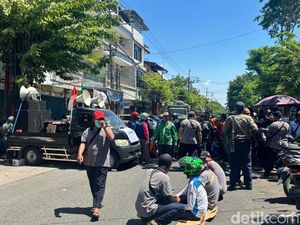 Puluhan Buruh Blokir Kawasan Simokerto Surabaya, Lalin Dialihkan Puluhan Buruh Blokir Kawasan Simokerto Surabaya, Lalin Dialihkan