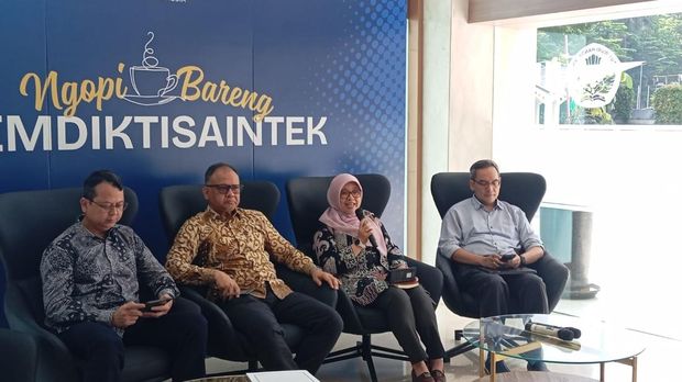 Direktur Sumber Daya, Prof. Sri Suning Kusumawardani [Kedua dari Kanan]