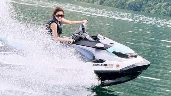 Seru Banget! Nih Aksi Fuji Main Jetski Di Danau Toba