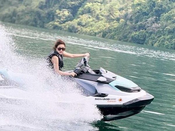 Seru Banget! Nih Aksi Fuji Main Jetski Di Danau Toba