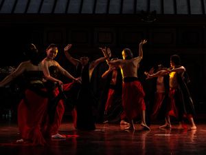 Hari Tari Dunia Dirayakan dengan 24 Jam Menari di Solo Hari Tari Dunia Dirayakan dengan 24 Jam Menari di Solo