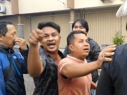 Video: Pria Ngamuk Intimidasi Wartawan yang Liput Lowongan Kerja Bodong di Bekasi