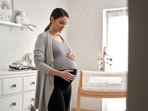 Benarkah Ibu Hamil Minum Air Kelapa Bikin Kulit Bayi Putih? Benarkah Ibu Hamil Minum Air Kelapa Bikin Kulit Bayi Putih?