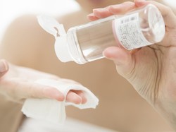 Kenali 5 Perbedaan Toner, Essence, Serum, Biar Nggak Salah Pakai Skincare