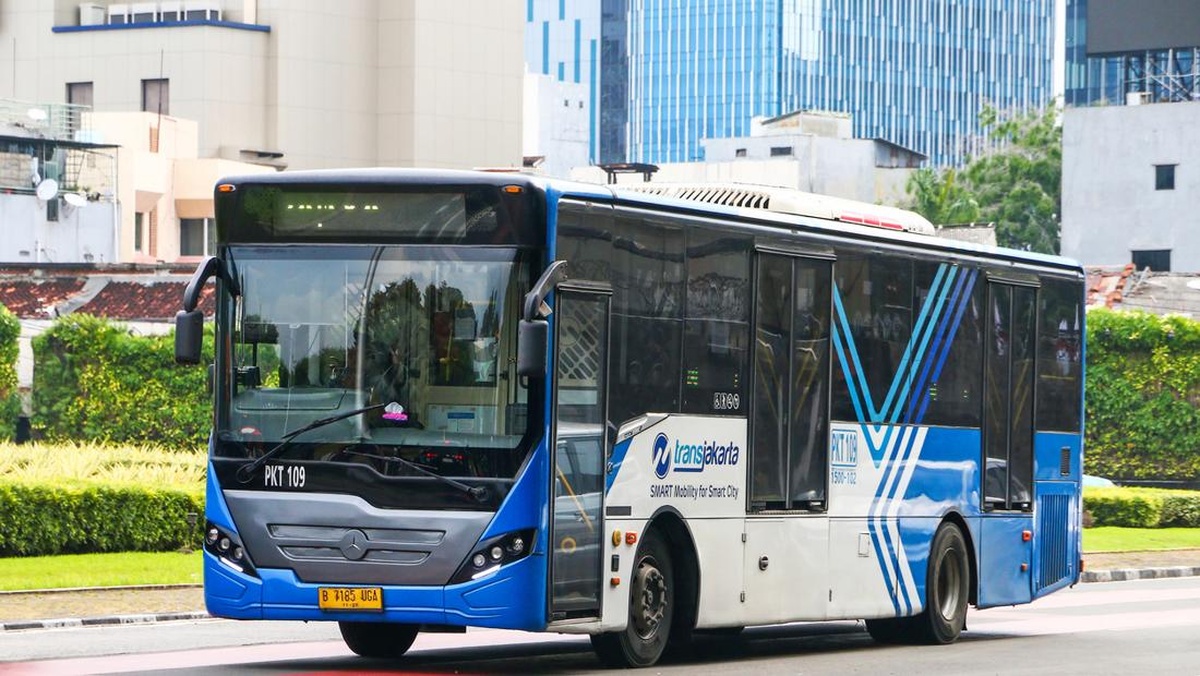 Dua Bus Transjakarta Tabrakan di Pancoran, Penumpang Dievakuasi