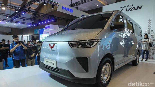 Wuling Motors resmi mengenalkan Wuling EV Van di bazar Periklindo Electric Vehicle Show atau PEVS 2025. Kendaraan komersial listrik tersebut menjadi produk EV keempat pabrikan yang dikenalkan di Indonesia, Selasa (29/4/2025).