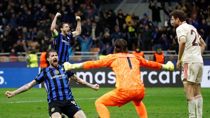 Soccer Football - Champions League - Quarter Final - Second Leg - Inter Milan v Bayern Munich - San Siro, Milan, Italy - April 16, 2025 Inter Milans Francesco Acerbi and Yann Sommer celebrate after the match REUTERS/Alessandro Garofalo     TPX IMAGES OF THE DAY
