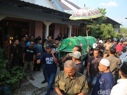 Isak Tangis Sambut Kedatangan Aziz Korban Pembacokan di Bojonegoro
