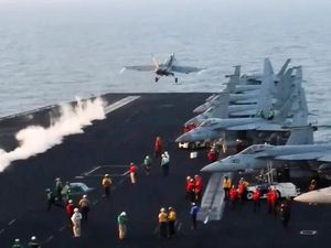 Hindari Serangan Houthi, Jet Tempur AS Jatuh dari Kapal Induk Hindari Serangan Houthi, Jet Tempur AS Jatuh dari Kapal Induk
