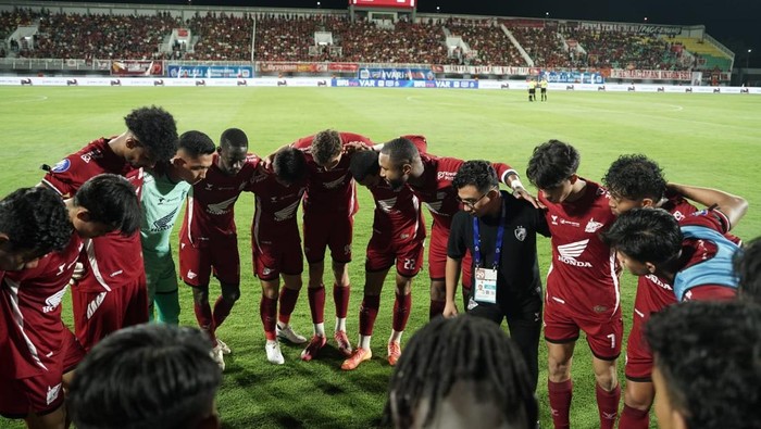Kapten PSM Makassar Yuran Fernandes memompa semangat para pemain PSM jelang melawan Bali United. Kapten PSM Makassar Yuran Fernandes memompa semangat para pemain PSM jelang melawan Bali United.