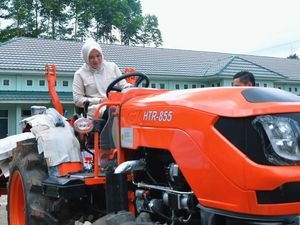 Legislator Gerindra Beri Bantuan Alsintan ke Petani Banyuasin Legislator Gerindra Beri Bantuan Alsintan ke Petani Banyuasin