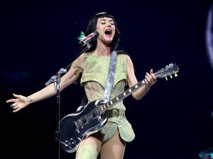 Fans Katy Perry Nekat Naik ke Panggung saat Konser, Akhirnya Dicuekin Fans Katy Perry Nekat Naik ke Panggung saat Konser, Akhirnya Dicuekin