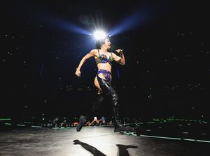 Video Detik-detik Katy Perry Nyaris Jatuh Saat Terbang di Tur Lifetime Video Detik-detik Katy Perry Nyaris Jatuh Saat Terbang di Tur Lifetime