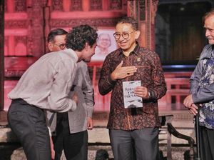 Menbud Fadli Zon Terima Buku Mereka yang Pertama Karya Reza Rahadian Menbud Fadli Zon Terima Buku Mereka yang Pertama Karya Reza Rahadian
