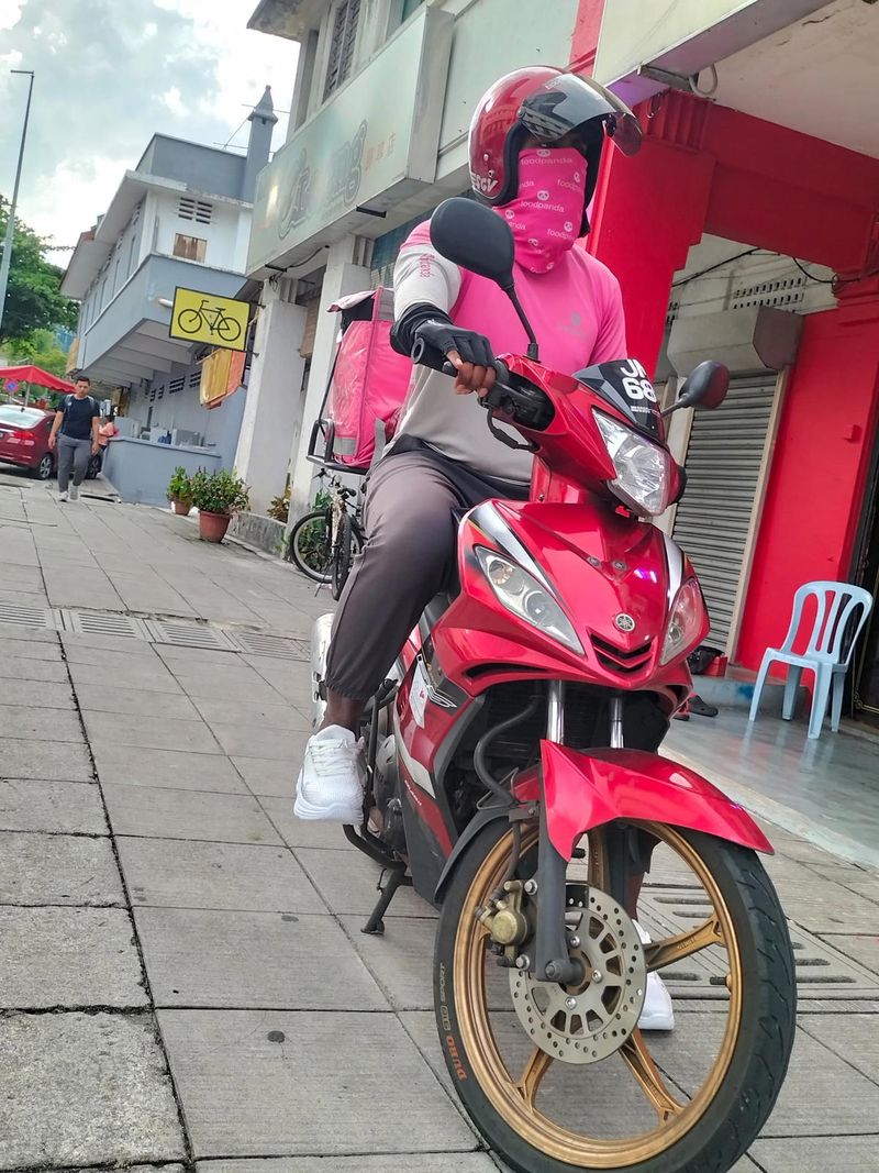 Keren! Pengantar Makanan Ini Punya 2 Pekerjaan Sampingan