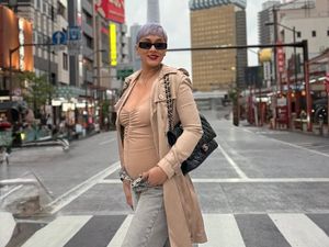 Kimmy Jayanti Kece Pamer Baby Bump Anak Ketiga Sambil Traveling di Jepang