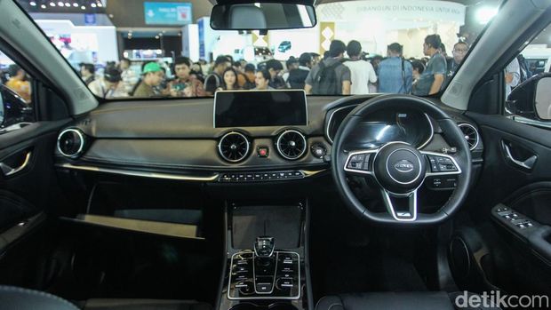 PT Sokonindo Automobile resmi meluncurkan Seres 3 di bazar Periklindo Electric Vehicle Show atau PEVS 2025. Kendaraan berjenis SUV listrik tersebut akan menantang produk lain di kelasnya, menyerupai Omoda E5 dan BYD Atto 3, Selasa (29/4/2025).