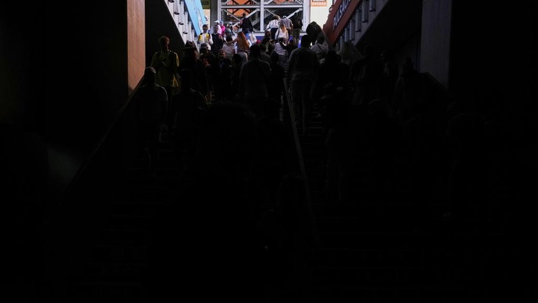 Sistem elektronik yang mengatur skor, pencahayaan lapangan, hingga layanan siaran langsung tidak dapat berfungsi selama pemadaman. Hal ini membuat panitia mengambil keputusan untuk menangguhkan seluruh pertandingan hingga listrik pulih.  