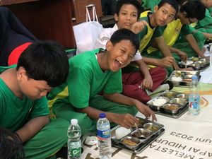 Video: Saat Siswa SLBN 5 Jakarta Saling Pinjamkan Alat Makan untuk MBG Video: Saat Siswa SLBN 5 Jakarta Saling Pinjamkan Alat Makan untuk MBG
