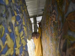 Melihat Pembuatan Batik dengan Pewarna Alami dari Tumbuhan Melihat Pembuatan Batik dengan Pewarna Alami dari Tumbuhan