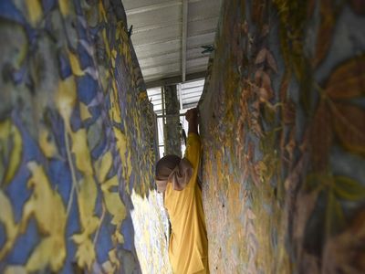 Melihat Pembuatan Batik dengan Pewarna Alami dari Tumbuhan