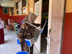 Ortu Siswi SD Lebak Ngaku Diminta Ganti Kursi Rusak, Disdik Beri Penjelasan