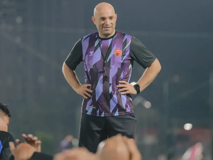 Pelatih PSM Makassar Bernardo Tavares memimpin latihan jelang menghadapi CAHN FC dalam laga semifinal ASEAN Club Championship 2024/2025.