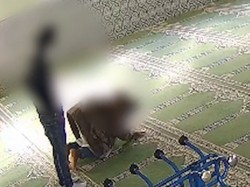 Video: Jemaah di Masjid Prancis Tewas Ditikam Saat Salat