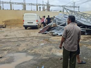 Atap Bangunan Roboh Akibat Puting Beliung di Morowali, 14 Kendaraan Tertimpa