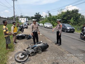 Truk Bawa Rongsokan Tak Kuat Nanjak Lalu Hantam 2 Motor, 2 Orang Tewas