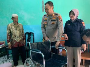 Polres Bekasi Salurkan Kursi Roda ke Lansia Keluarga Buruh