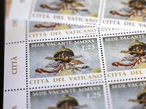 Video: Bentuk Perangko Edisi Khusus yang Menandai Dimulainya Sede Vacante Video: Bentuk Perangko Edisi Khusus yang Menandai Dimulainya Sede Vacante