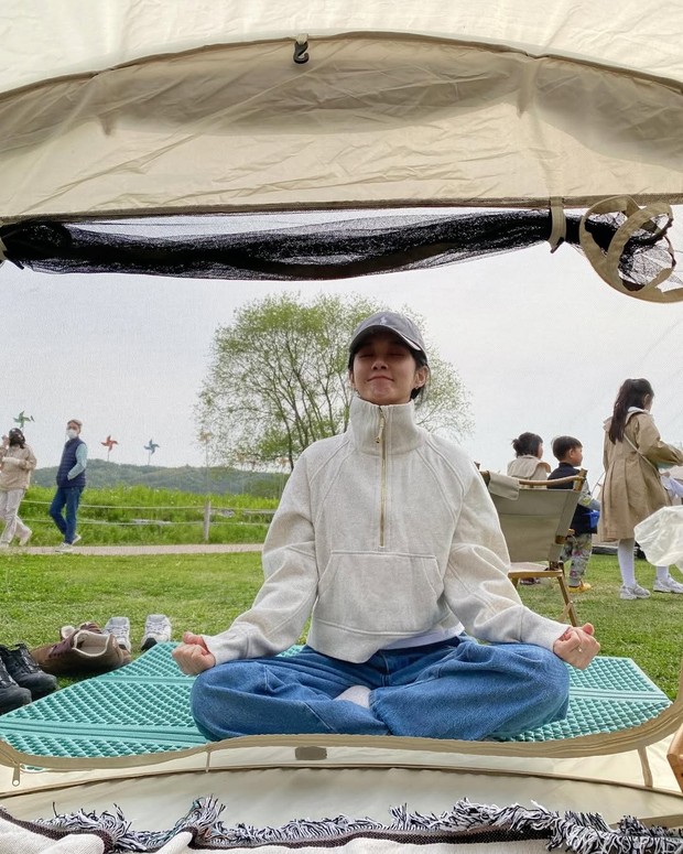 Potret Jang Na Ra piknik di cerahnya musim semi