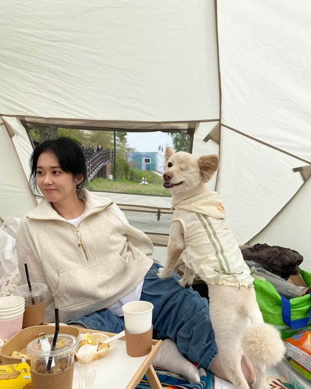 Potret Jang Na Ra piknik di cerahnya musim semi