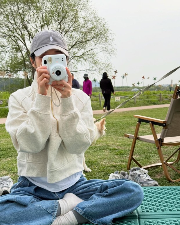 Potret Jang Na Ra piknik di cerahnya musim semi