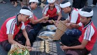 Potret Keseruan Parade Membuat Sate Khas Bali