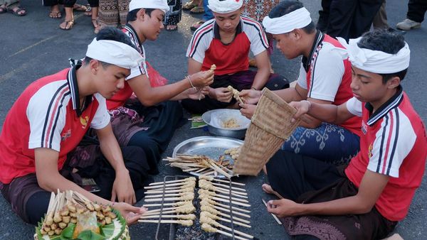 Potret Keseruan Parade Membuat Sate Khas Bali