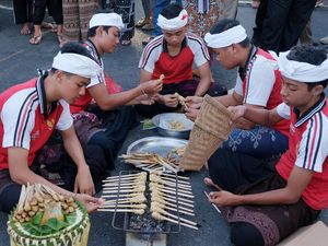 Potret Keseruan Parade Membuat Sate Khas Bali Potret Keseruan Parade Membuat Sate Khas Bali