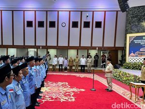 Pramono Kukuhkan 120 Petugas Haji, Minta Jemaah Diberi Pelayanan Terbaik