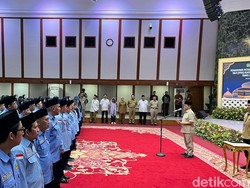 Pramono Kukuhkan 120 Petugas Haji, Minta Jemaah Diberi Pelayanan Terbaik